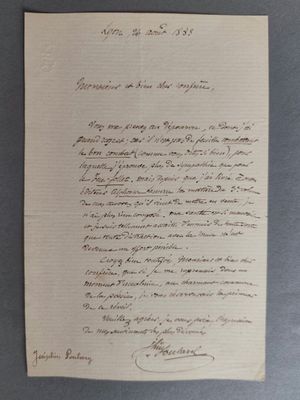 un gros plan d'un morceau de papier sur lequel on a écrit