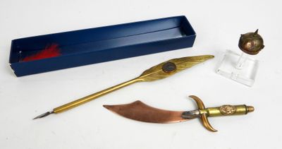 une image représentant un couteau, un poignard et une boîte posés sur une table