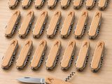 de nombreux types de tire-bouchons posés sur une table en bois