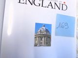 un livre sur lequel figure l'image d'un bâtiment