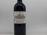 une bouteille de vin posée sur une table