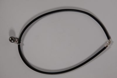 COLLIER en pvc noir orné d'une perle de Tahiti en pendentif.