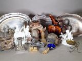 beaucoup d'objets en argent qui se trouvent sur la table