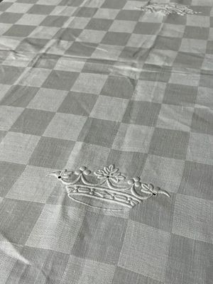 couvre-lit à carreaux, orné d'une couronne brodée