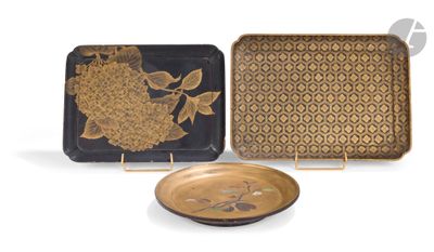 deux plateaux décoratifs et une assiette posés sur une surface blanche