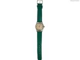 un gros plan d'une montre avec un bracelet vert sur fond blanc
