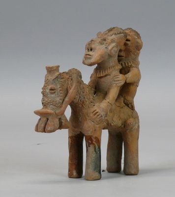 statue représentant une femme à cheval avec un enfant sur le dos