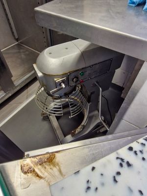 une photo d'une cuisine avec un mixeur et un plan de travail