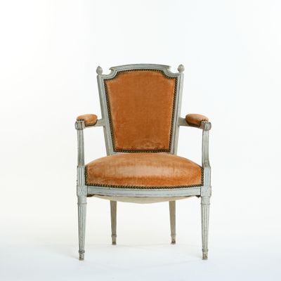 Fauteuil à dossier à anse et fretels en bois laqué gris moul…