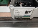 une photo d'une pompe à essence avec une étiquette dessus