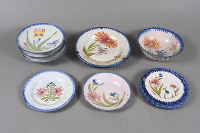 plusieurs assiettes et bols décorés de fleurs, posés sur une table