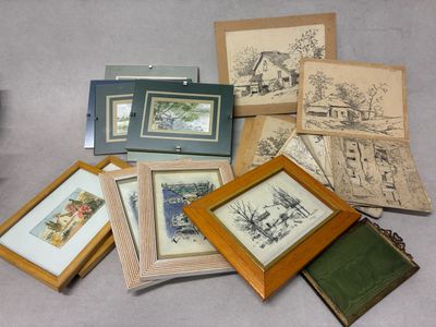 de nombreuses photos encadrées posées sur une table, à côté d'un livre