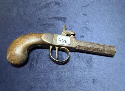 un gros plan d'un pistolet posé sur une table, avec une étiquette dessus