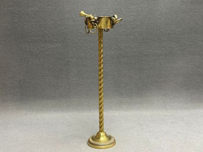 Cendrier sur pied en bronze doré.