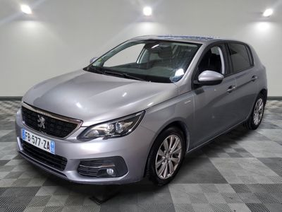 la voiture argentée est garée sur un sol en damier dans le garage