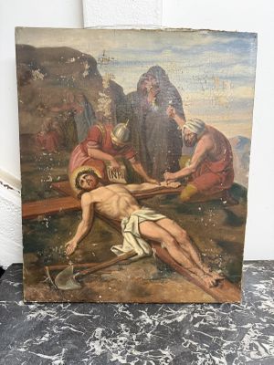 tableau représentant Jésus cloué sur la croix posée sur une table