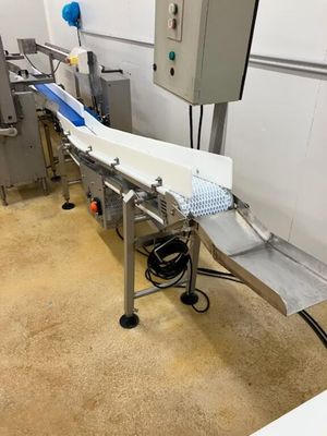 un tapis roulant auquel est fixé un autre tapis roulant