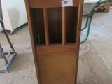 une armoire en bois sur laquelle figure un numéro, dans une pièce