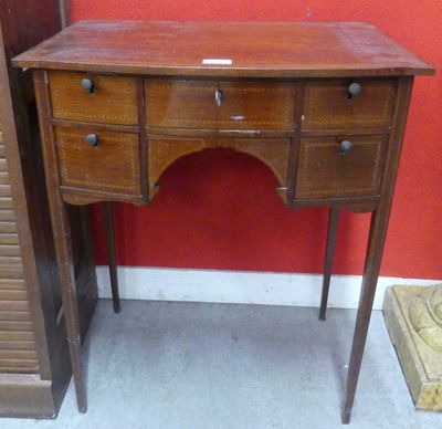un bureau en bois muni de tiroirs et sur lequel est posé un miroir