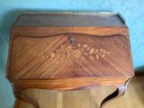 une petite table en bois surmontée d'un tiroir