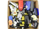 une boîte remplie d'un assortiment de petites voitures et de camions