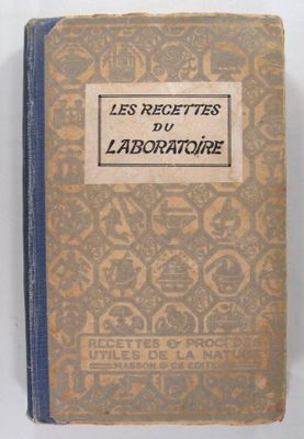 un vieux livre posé sur une table blanche