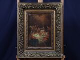 un vieux tableau représentant un homme tenant un bébé, posé sur un chevalet