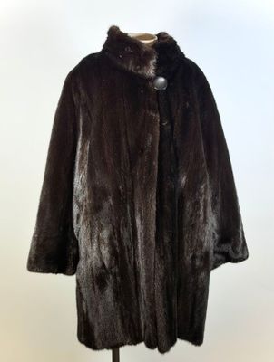 REVILLON boutique Paris, manteau de vison dark, doublure noi…