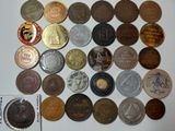 beaucoup de pièces qui sont sur la table