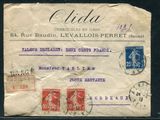 une vieille enveloppe avec quelques timbres, posée sur une table