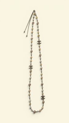 collier de perles sur fond blanc, composé d'un long rang de perles