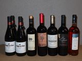 plusieurs bouteilles de vin sont alignées sur une table