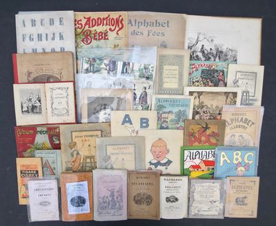 de nombreux livres anciens exposés sur une table noire