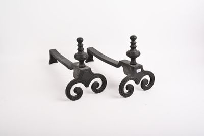 une paire de poignées de porte en fonte noire sur fond blanc