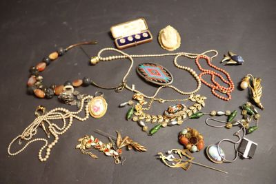 beaucoup de bijoux posés sur la table