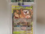 gros plan d'une carte pokemon dans un étui en plastique
