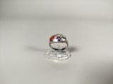 une bague en argent sertie d'une pierre rouge et violette