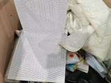 une boîte en carton remplie d'un grand nombre d'objets