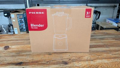 une boîte contenant un mixeur posée sur une table en bois