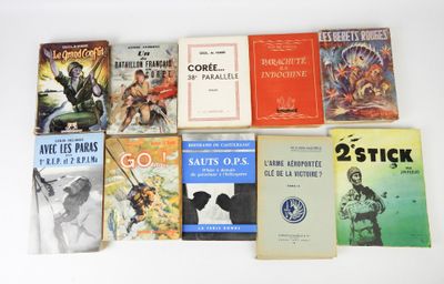 plusieurs livres sont empilés sur une table