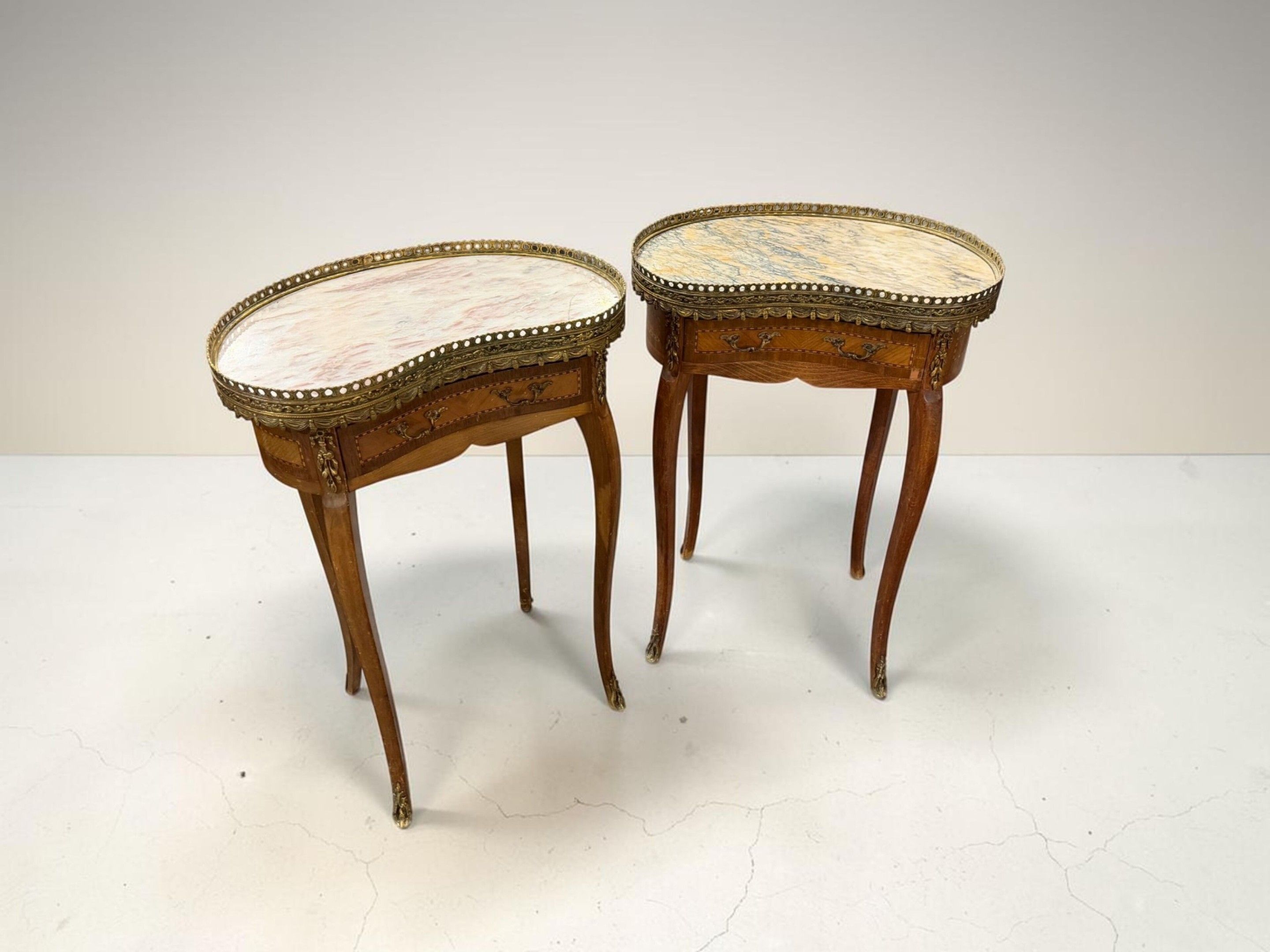 Paire de chevets rognons marqueté à plateau de marbre ceint …