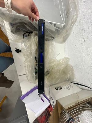 une personne tenant une télécommande dans une boîte