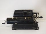 une vieille machine à écrire exposée sur une table