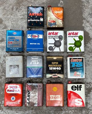 il y a plein de marques différentes de cigarettes par terre