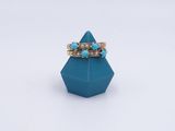 une image représentant une bague bleue surmontée de deux diamants