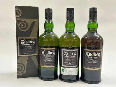 trois bouteilles de whisky single malt Ardbig devant une boîte