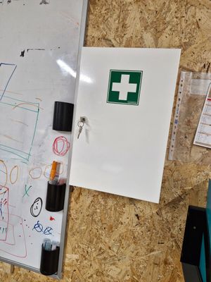 un tableau blanc sur lequel est dessiné quelque chose, posé contre un mur