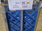un chariot bleu sur lequel est accrochée une pancarte, dans un entrepôt