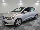 la voiture argentée est garée dans le garage sur le sol en damier