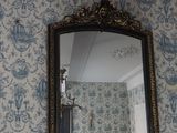 un miroir sur le mur au-dessus d'un lavabo dans une salle de bains